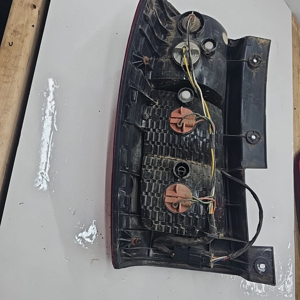 KIA SEDONA 2006 2007 2008 2009 Taillight Tail Light Right Passenger RH Side OEM  - Image 3 of 3