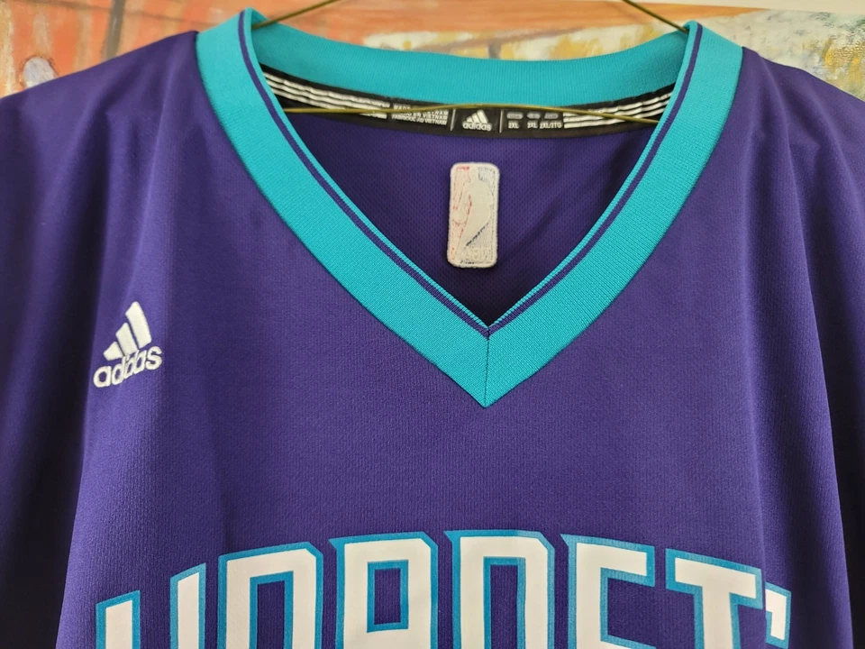 Camiseta deportiva púrpura Kemba Walker Charlotte Hornets NBA #15 2XL Adidas 100 % poliéster Foto 4 de 4