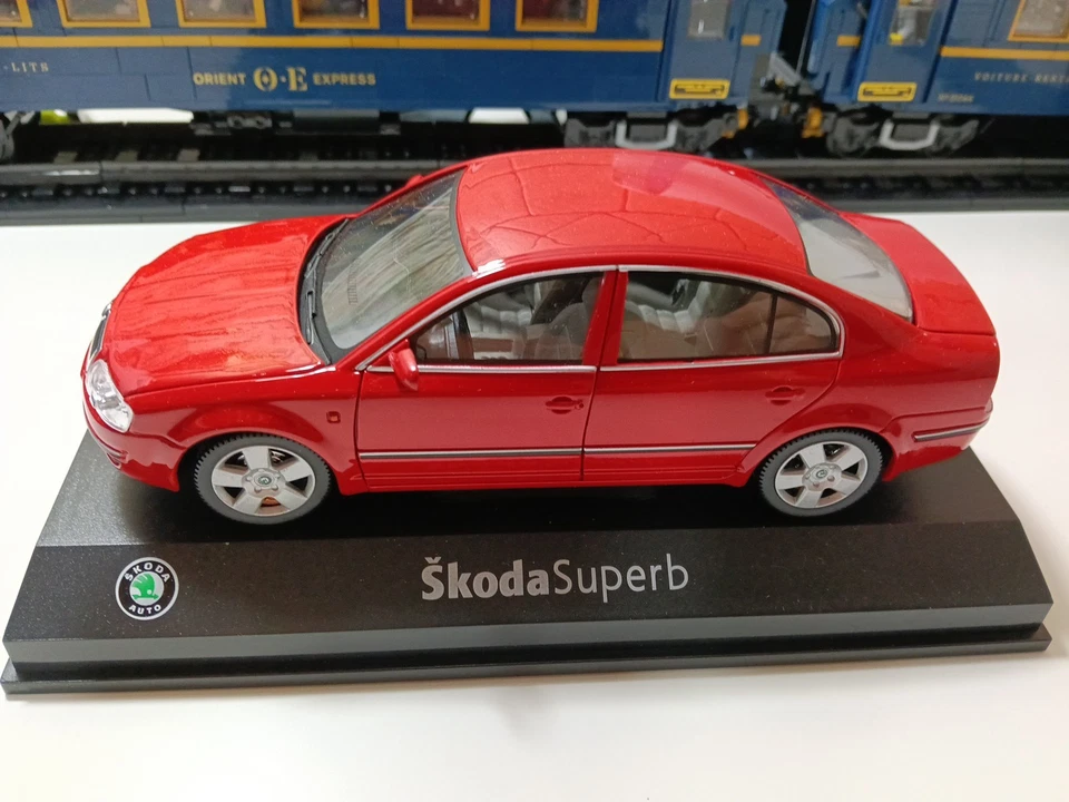 Skoda Octavia Rosso - 1:24 Abrex Hongwell 124 AB 003 B con scatola 4 aperture - Immagine 4 di 4
