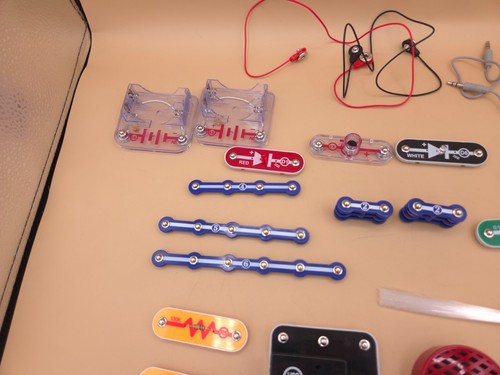 Lotto di oltre 40 pezzi Elenco Snap Circuits Ricambi, Ricambi - Foto 17 di 19