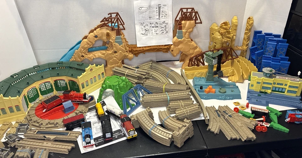 Thomas Trackmaster Incomplete Mixed Set Lot Tidmouth Sheds, Action Canyon & More - Image 2 of 4