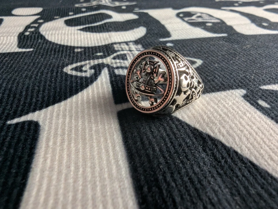 Anillo Vivienne Westwood Plata Respaldo Abierto con Orbe Calavera y Estrellas Reino Unido Talla L Foto 3 de 4
