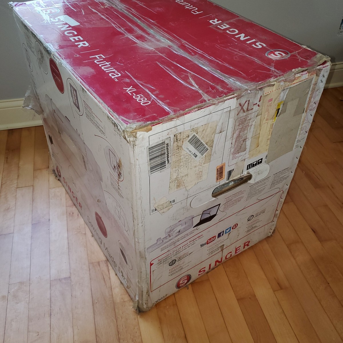 SINGER FUTURA XL-580 SEWING AND EMBROIDERY MACHINE *New In Box* | eBay