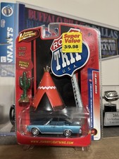 Johnny Lightning Road Trip 1962 Lincoln Continental Convertible 164