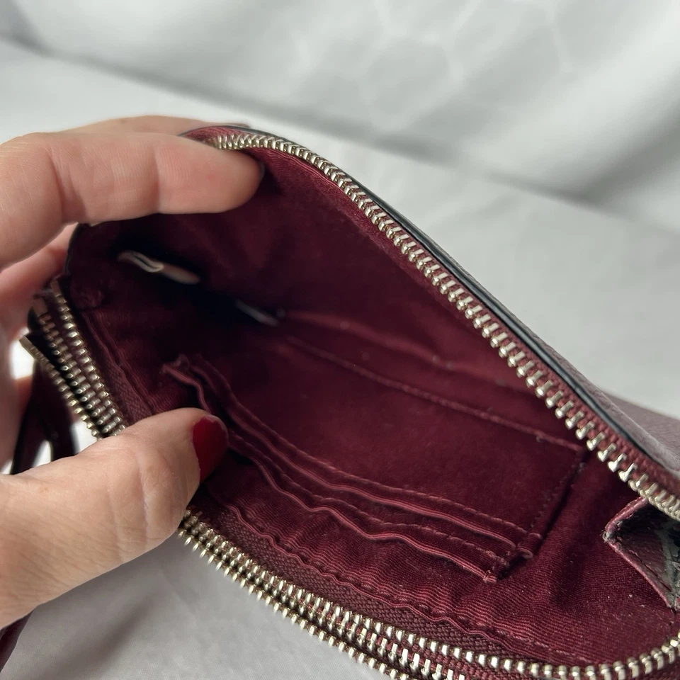 Muñequera Coach Doble Esquina Cremallera Cuero Guijarro * Borgoña Ciruela Vino Tinto F66505 Foto 4 de 4