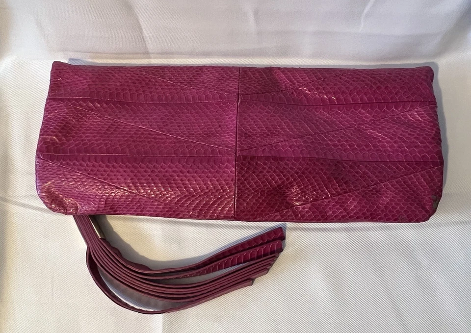 Bolso de mano plegable de piel de serpiente magenta Brian Atwood Foto 2 de 4