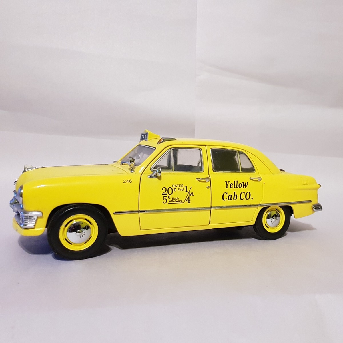 1/18 Scale 1950 Ford Yellow Cab Taxi USA diecast model car FLAWS