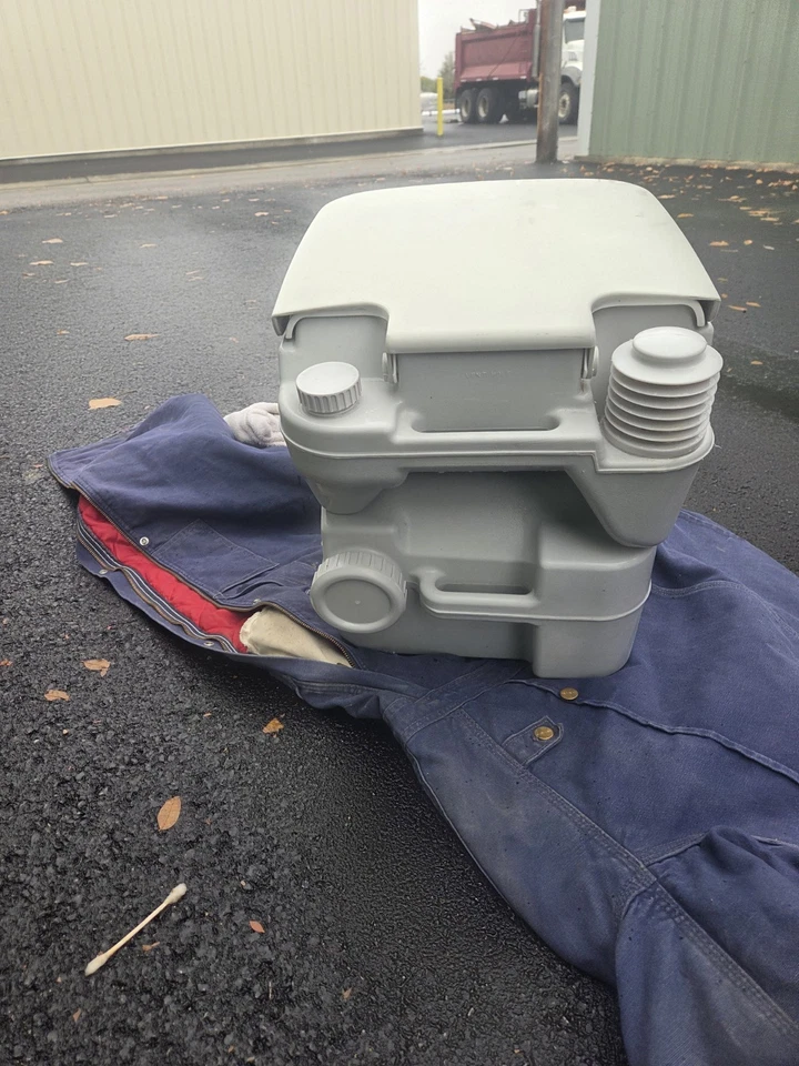 便携式厕所 20L 6.6 加仑野营厕所冲洗旅行便盆室内室外 — 第 4/4 张图片