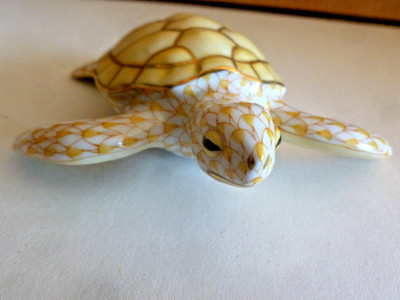 ''Herend'' Young Leatherneck Turtle In Yellow/Gold Fishnet Pattern 24 K,  4.5L