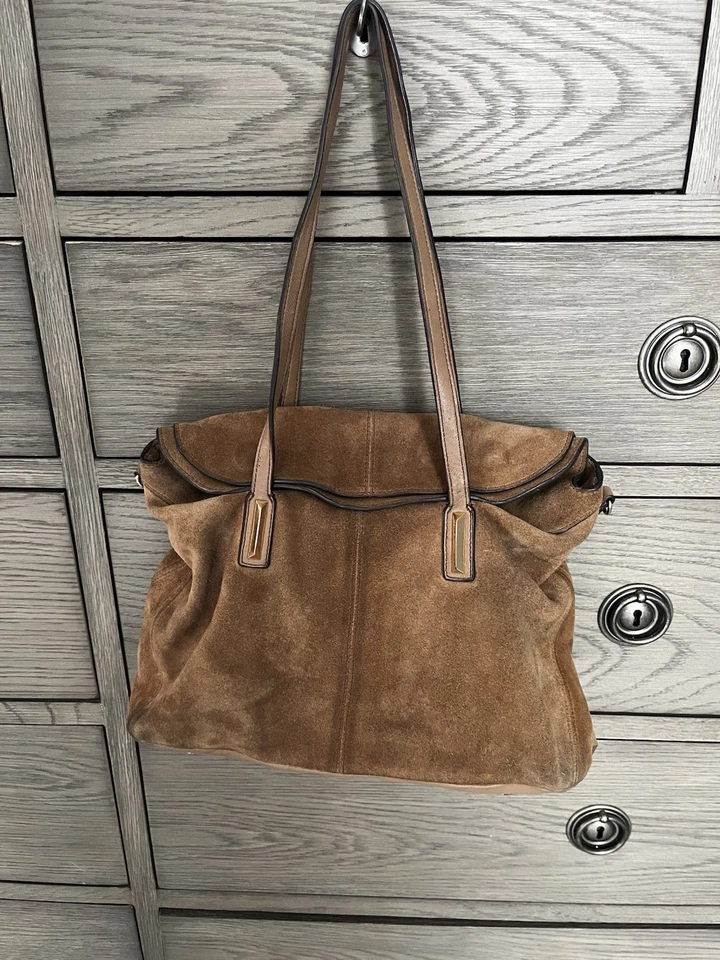 Cartera bandolera/hombro de gamuza Elizabeth and James, marrón, detalle de cuero suave Foto 2 de 4