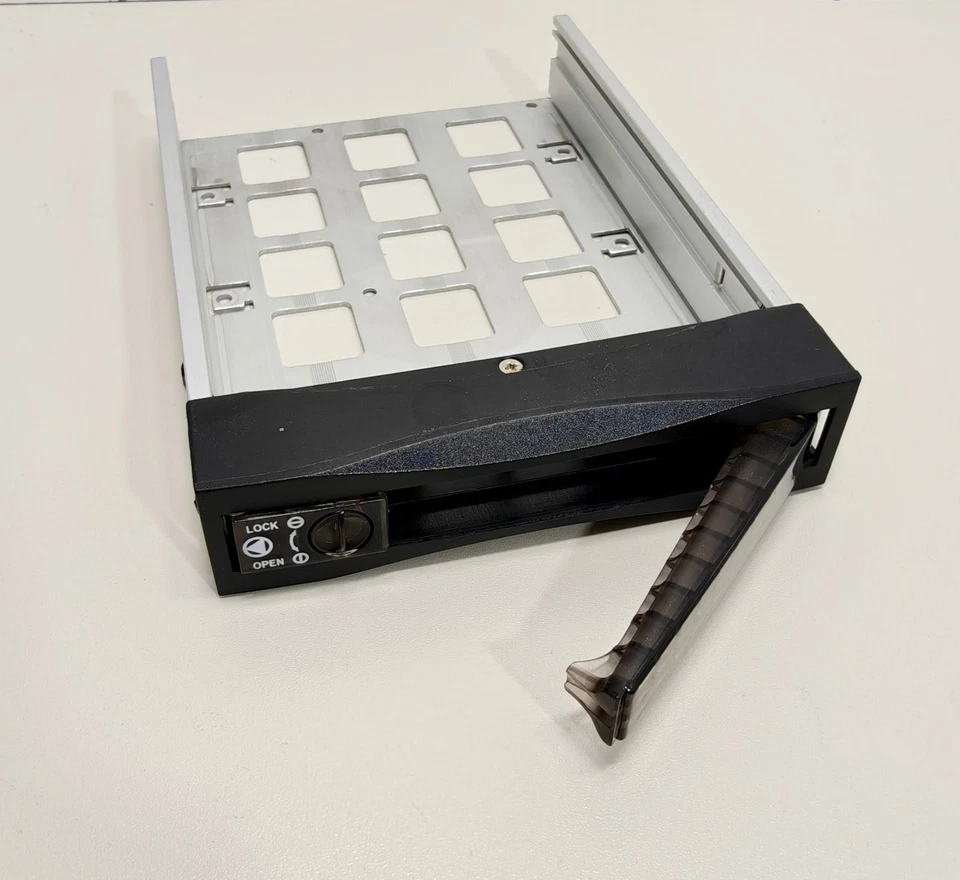 iStar or StarTech SATSASTRAYBK Extra 2.5in 3.5in Hot Swap Hard Drive Tray SOLID - Image 3 of 4