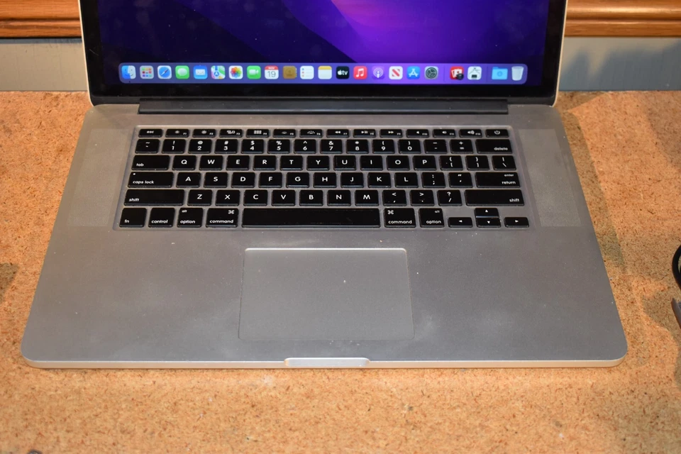 Apple Macbook Pro 15" 2015 Quad Core i7 2.2GHz 16GB RAM 512GB SSD MacOS 12.7 Foto 3 de 4