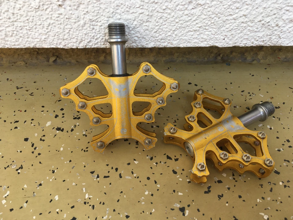 Plattform-Fahrrad-Pedale (Fledermaus/Bat, Gold)