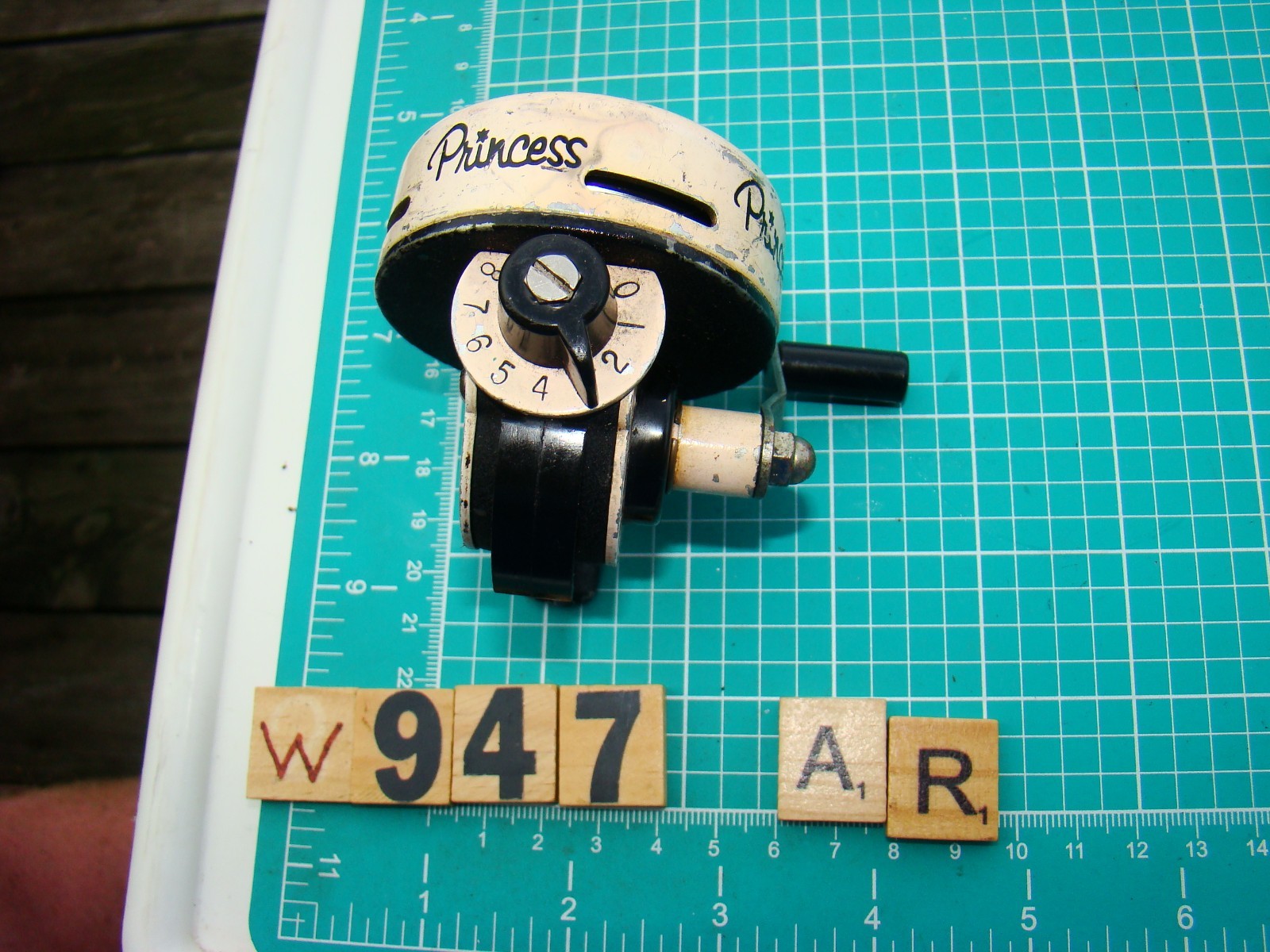 W0947 AR RARE JOHNSON PRINCESS SPINCAST FISHING REEL