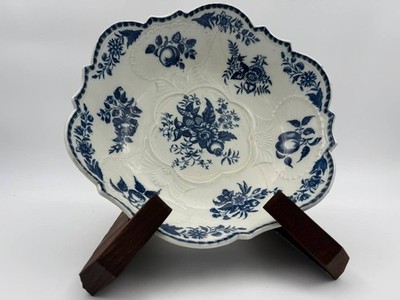 Obst- oder Salatschale mit Tannenzapfenmuster aus dem 18. Jahrhundert um 1780