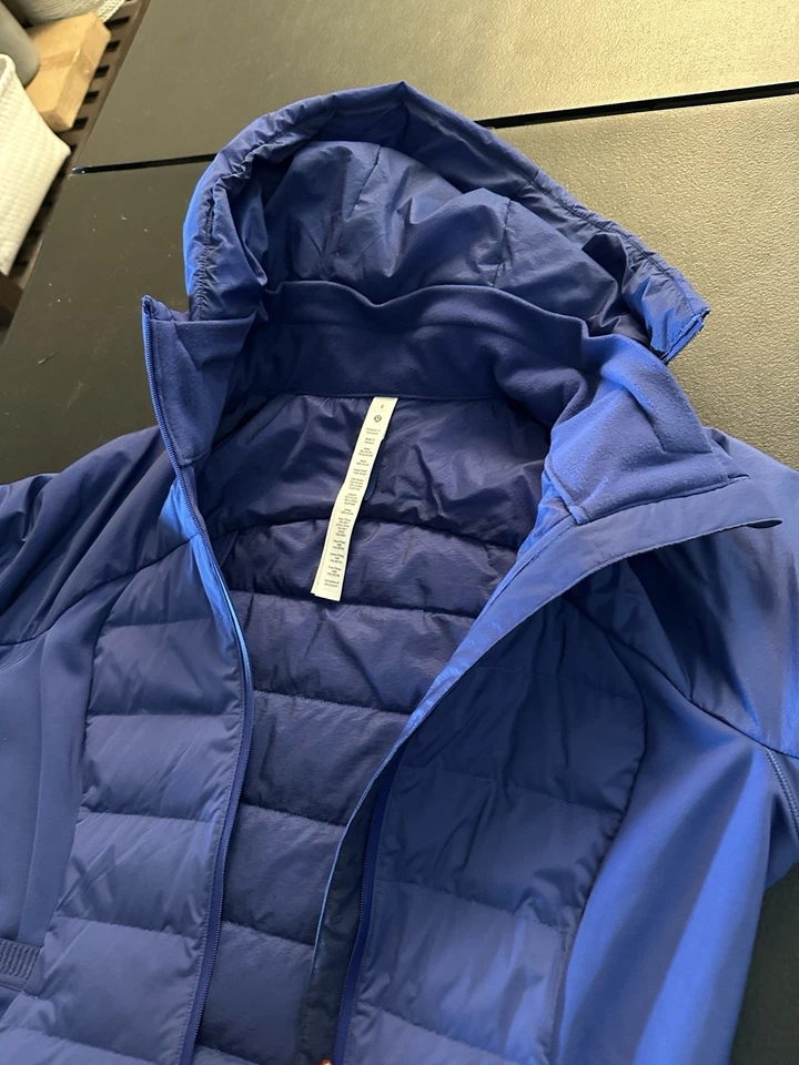 Chaqueta de Correr Talla 4 Lululemon Down for it All Puffer en "Night Diver" Foto 2 de 4