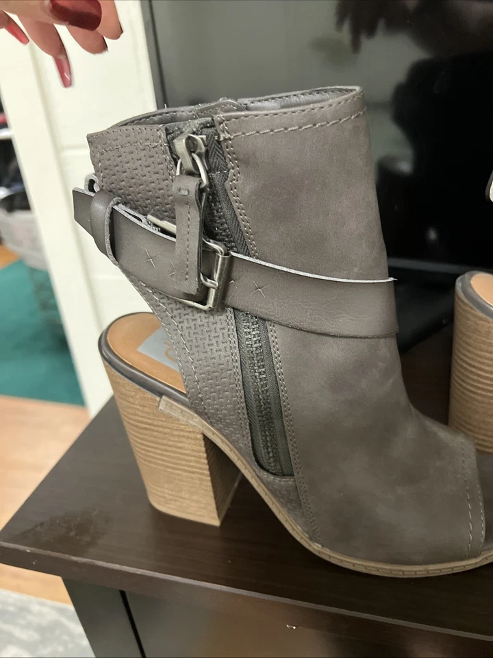 Dolce Vita DV Bloque, Tacón Botín Tobillo Punta abierta Hebilla Gris 9 Foto 3 de 4