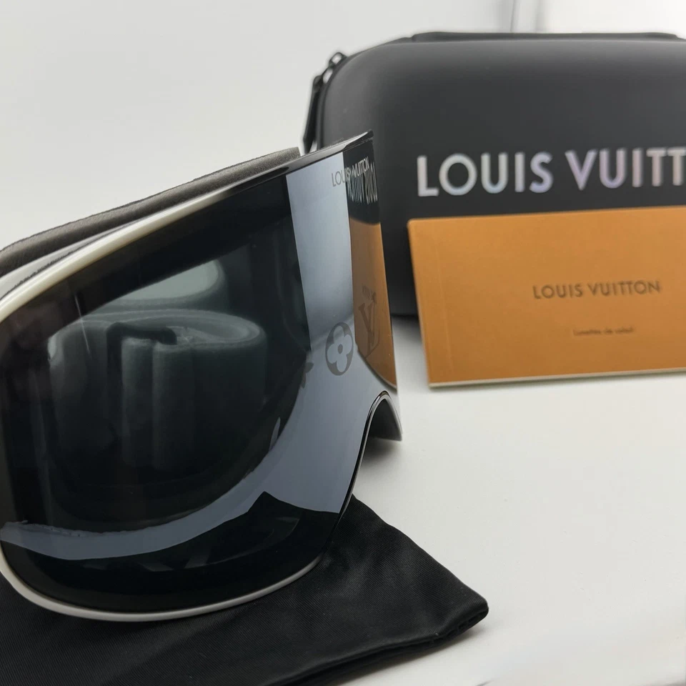 White LOUIS VUITTON, LV Snowfall Ski Mask Brand New Authentic - Image 3 of 4