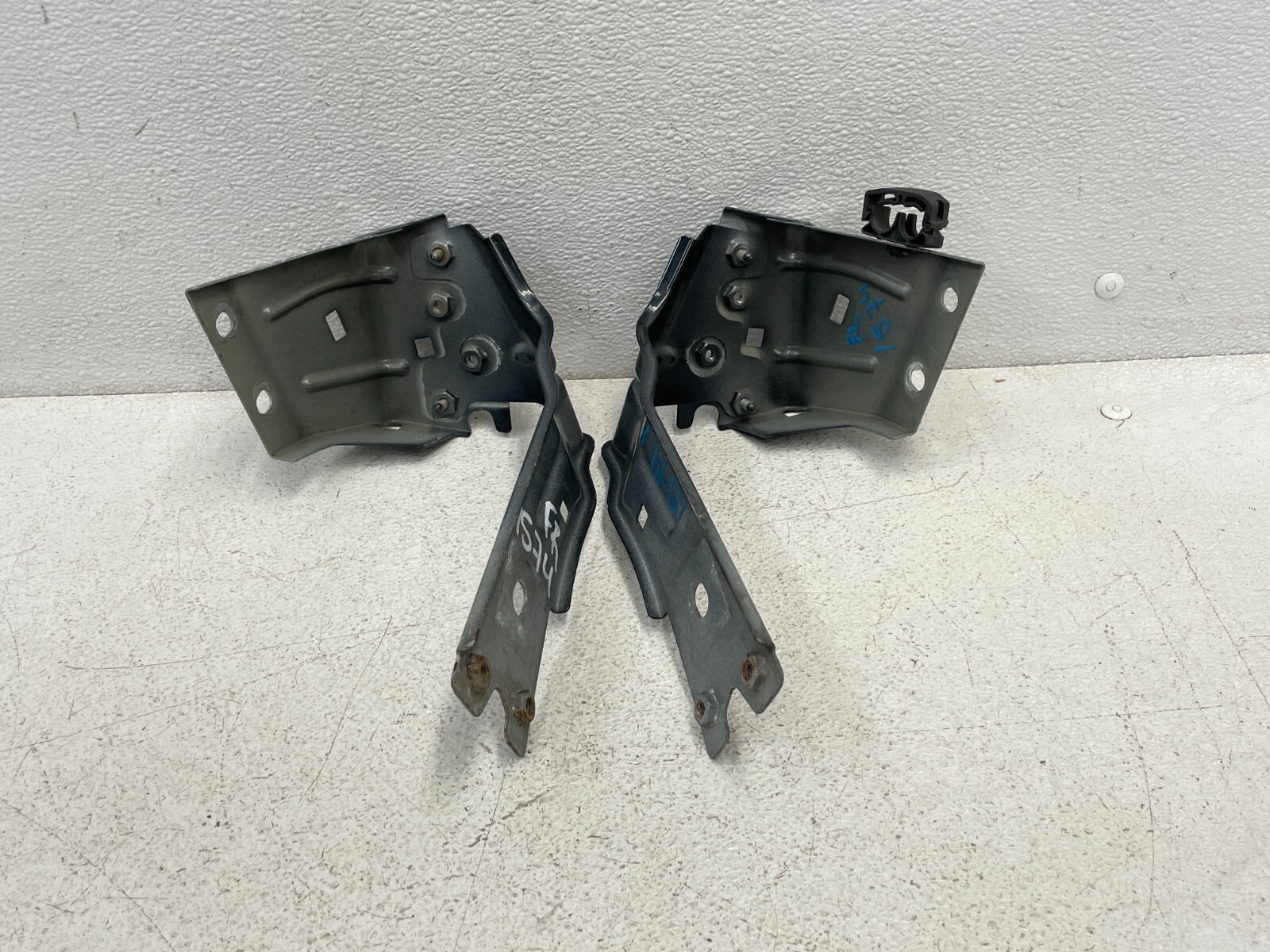 14-17 Maserati Quattroporte GTS Front Left Right Fender Bracket Set 1574 OEM