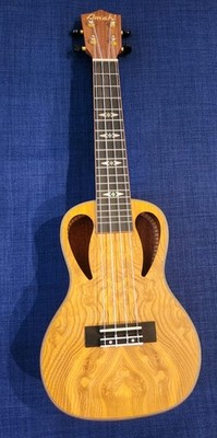 Amahi C-10 Ukulele with case *VERY LIGHTLY USED*