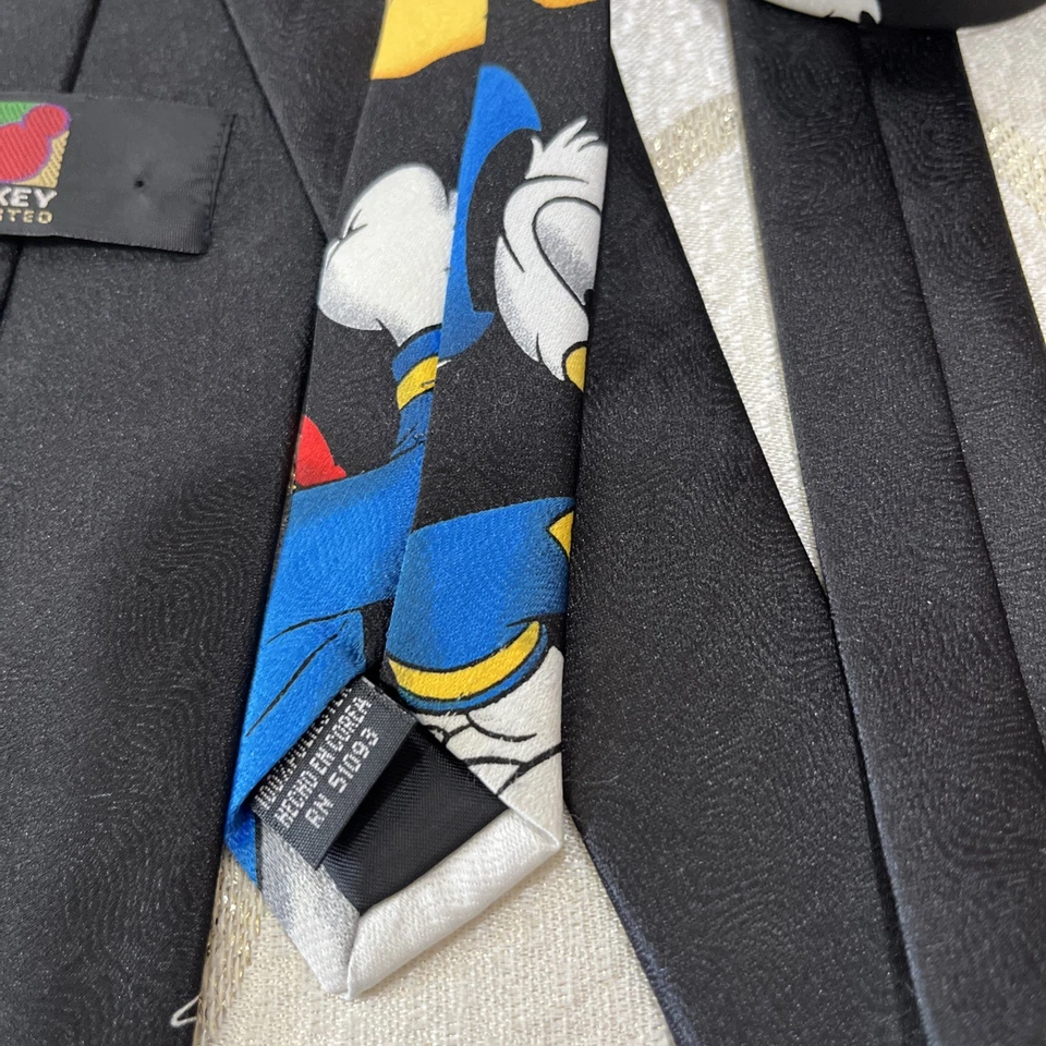 Gravata vintage Disney Store ilimitada do Pato Donald estampada por toda parte gestos à mão - Imagem 4 de 4