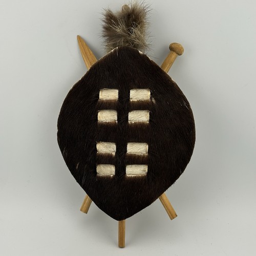 Zulu Südafrika Mini Fell Schild Fell Wappen mit gekreuzten Speeren 8′′ 1970er Vintage - Bild 1 von 11