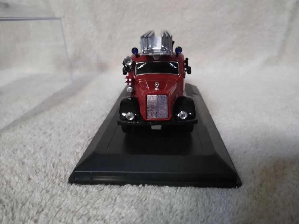 Signature Series 1944 Mercedes Benz L4500F 1:43 Open-box Item. - Image 3 of 4