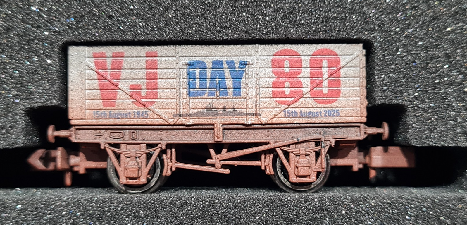 Dapol N Gauge 2F-071-103 7-Plank Wagon VJ Day 80th Anniversary Navy Weathered