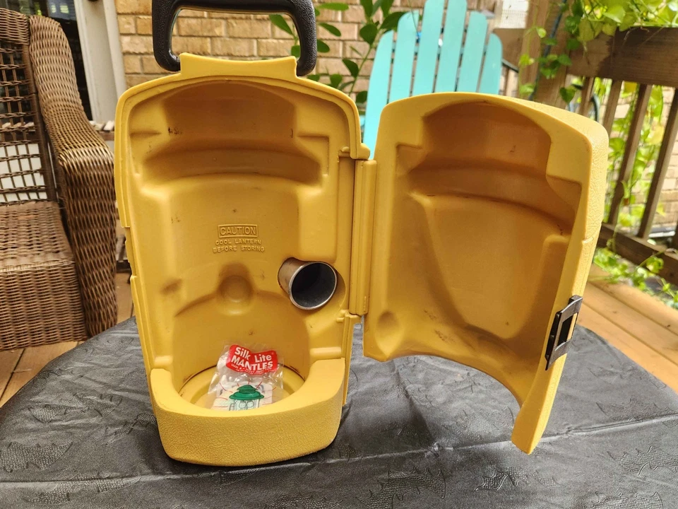 Coleman 200A, 201 Linterna Clamshell Estuche Rígido/Almacenamiento con Embudo y Extras Foto 2 de 4