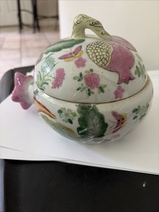Vintage Chinese Famille Rose Porcelain Peach-Form Box