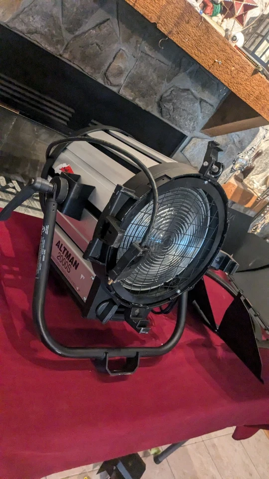 Altman 2000 S Stage Studio Light Backlight or Kicker Fixture 1000W - Image 2 of 4