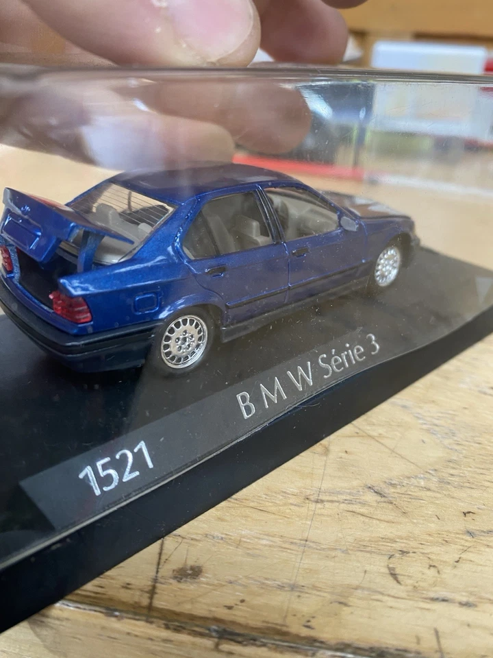 Solido 1521 BMW 325i berlina (serie E36) blu scuro metallico, 1:43 - Immagine 4 di 4
