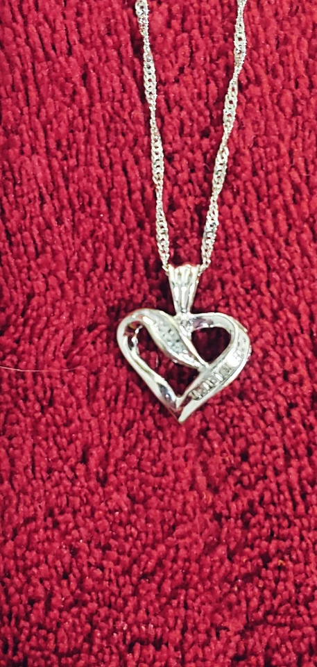 Collar de diamantes en oro blanco de 10 quilates con una cadena de oro blanco de 14 quilates Foto 3 de 4