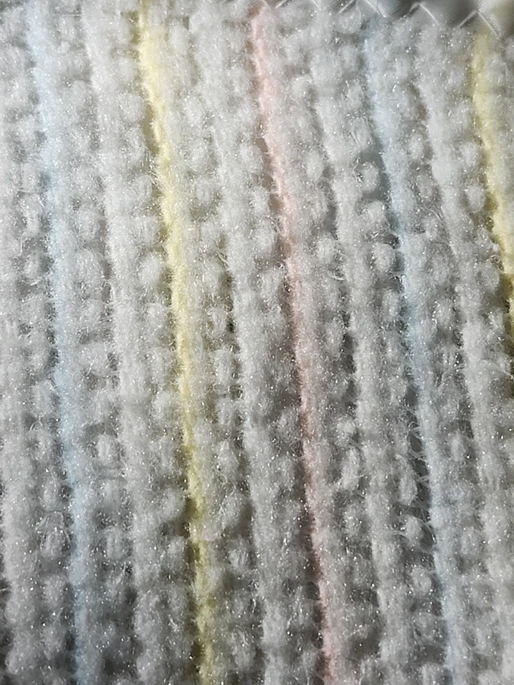 Manta de bebé de acrílico Chatham de colección blanca tejido gofre pastel rayas borde satinado Foto 3 de 4