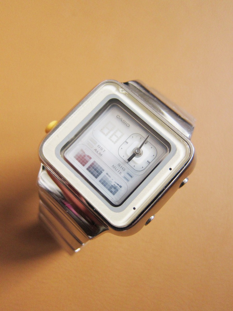 Vintage Casio Futurist LAQ-2000D Y2K Black Dial Silver Watch 35mm