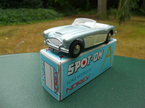 Voitures, camions et fourgons miniatures en retour vers le futur 1:43