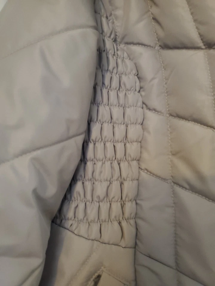 Chaqueta acolchada con capucha gris Susan Graver resistente al agua Foto 4 de 4