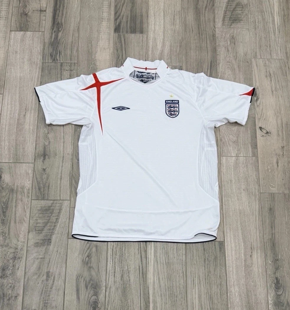 Umbro soccerTシャツ　England Футбольная рубашка Umbro England - огромный выбор по лучшим ценам
