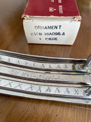 1961 MERCURY COMET FRONT FENDER EMBLEM ORNAMENT - ORIGINAL BOX