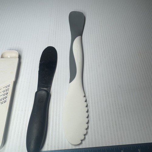 Kitchenart Measuring Spoon + 2 Pampered Chef Spatulas (Spreaders) - Picture 4 of 5