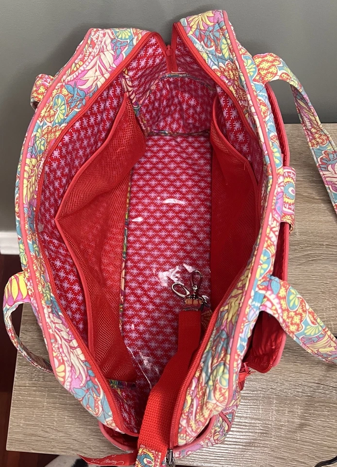 Vera Bradley“Paisley in Paradise”绗缝尿布袋-红麦佩斯利印花 — 第 4/4 张图片