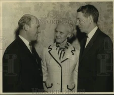 1961 Press Photo Mrs. Marian Heuer and other decorators meet at Roosevelt Hotel
