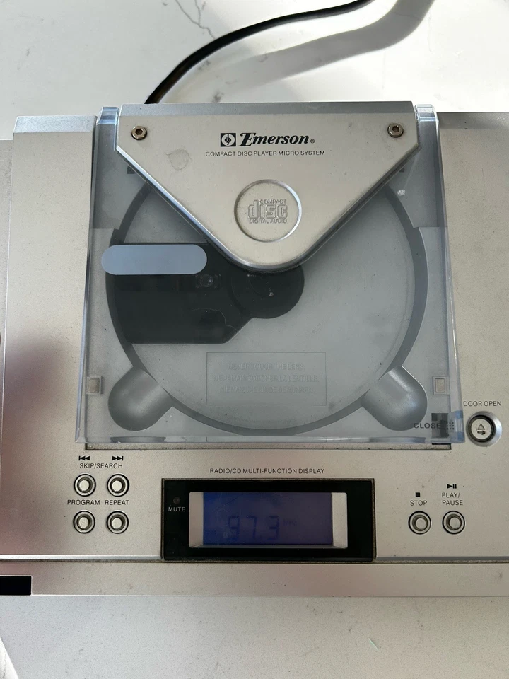 Emerson CD Player Micro System with Speakers and Remote NOT WORKING - Image 2 of 4