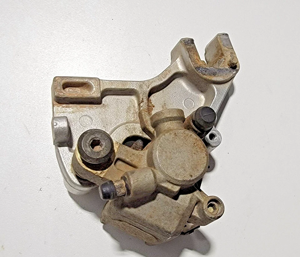 Pinza de freno trasera y soporte de montaje 1995 Honda XR600R XR 600 95 XR600 Foto 2 de 4