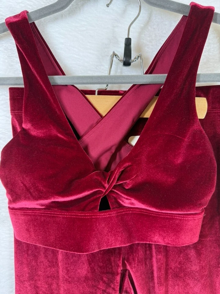 Fabletics Emma Terciopelo Leggings M + Oasis Twist Terciopelo Sujetador Deportivo S Cherry Burst Foto 2 de 4