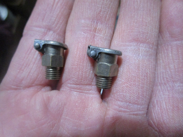 (2) NOS Gits 1/4"-32 TPI Flip Top Oil Cup Oiler Machine Engine Motor (2) NOS Gits 1/4"-32 TPI Flip Top Oil Cup Oiler Machine Engine Motor