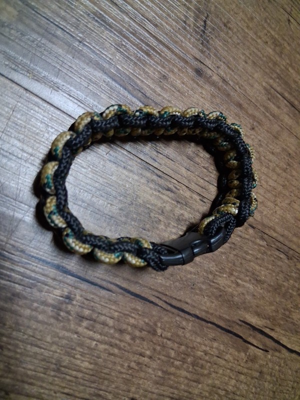 paracord bracelet
