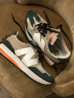 New Balance 327 - Photo 1/4