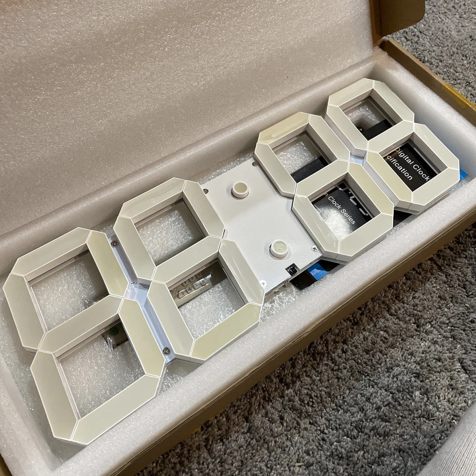 Reloj LED 3D Números Grandes con Mando a Distancia Foto 2 de 4