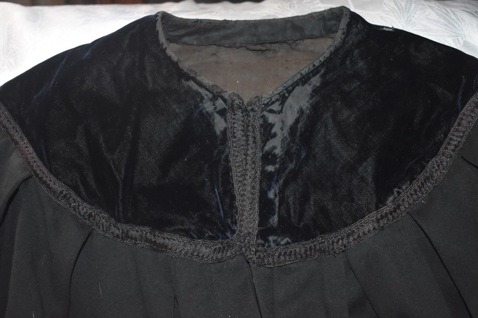 Vêtement ancien:Longue et ample cape drap noir - Photo 3/4